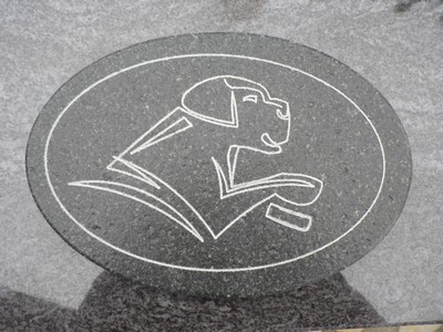 Logo dans un ovale de granit